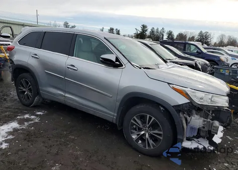 2018 Toyota Highlander Le z USA, uszkodzony, nr VIN 5TDBZRFH6JS877753
